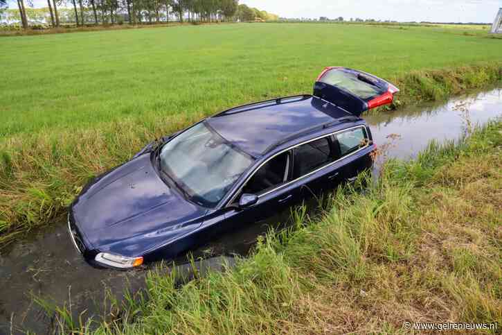 Auto ter water: echtpaar en hondje uit voertuig bevrijdt door medeweggebruikers