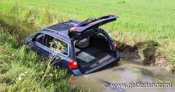 Echtpaar belandt met auto in de sloot naast de A2, andere automobilisten komen direct in actie