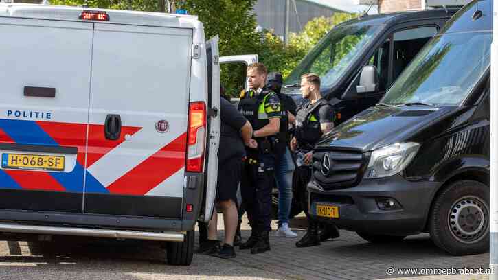 Grote politie-inval in loods op bedrijventerrein, drie mensen opgepakt