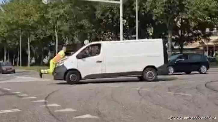 Automobilist negeert aanwijzingen verkeersregelaar en schept hem
