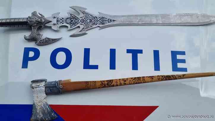 Zwaard en bijl gevonden in woning, wijkagent ziet gevaar en neemt ze mee