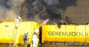 Brand in container met rubberen rollen, vrees dat vuur naar gebouw overslaat