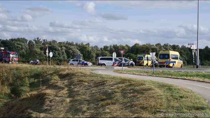 Almere - Traumahelikopter ingezet voor gewonde automobilist na ongeluk op Oostvaardersdijk