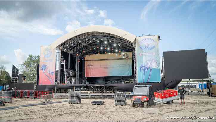 Almere - Strandfestival ZAND zet lokale artiesten centraal op drijvend podium bij Almeerderstrand