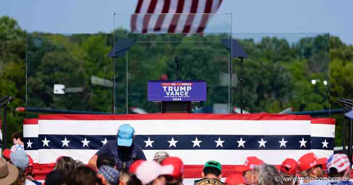 Wahlkampf unter freiem Himmel: Trump redet hinter Glaswand