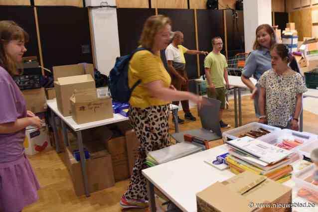 Tientallen vrijwilligers zetten schouders onder Warme Winkel: “Tandje bijsteken om kinderen die het minder breed hebben aan schoolmateriaal te helpen”