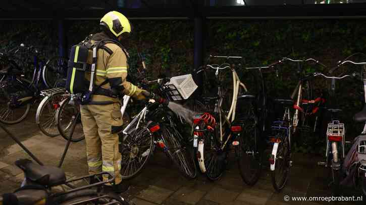 Verschillende fietsen in brand gestoken in fietsenstalling