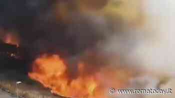 Il video dell'incendio di Torre Spaccata, il fuoco "mangia" il mezzo della protezione civile