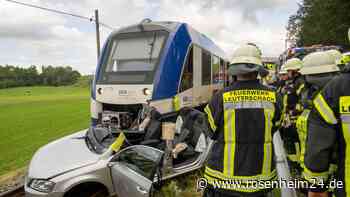 Zug mit über 60 Gästen rammt Auto und schleift es mit: Fahrer (21) aus Wrack befreit