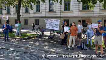 Klimaschützer demonstrieren beim Plärrerumzug