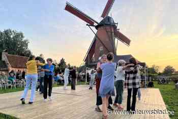 Meesten verkiezen hun eigen schoenen boven houten klompen tijdens sfeerrijke dansen bij valavond aan molen