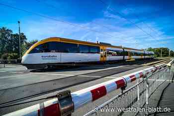 Fast drei Stunden: Güterzug blockiert zwei Bahnübergänge