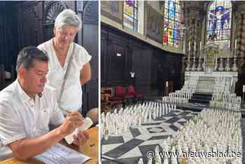 Duizend Mariabeeldjes neergestreken in kerk: “Ik maakte pastelkleurige versies, zoals de snoepjes, maar vooral de witte bleef hangen”