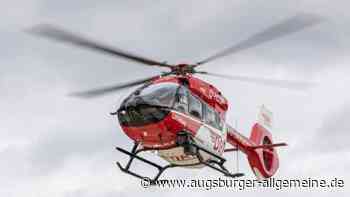 Rettungshubschrauber im Einsatz: Mechaniker gerät mit Hand in Walze