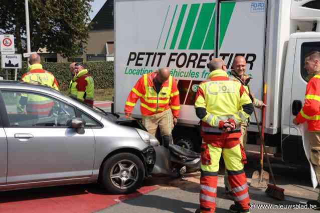 Auto en lichte vrachtwagen botsen op kruispunt