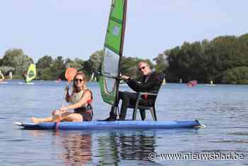 Mensen met een beperking leren windsurfen tijdens Recreas-kamp