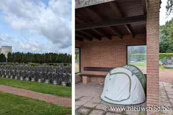 Dakloze man kampeert al weken op kerkhof: “Ongemakkelijke momenten als rouwenden langs die tent moeten stappen”
