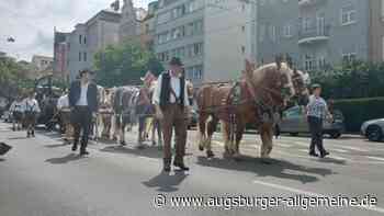 Demonstranten springen auf den Plärrerzug auf