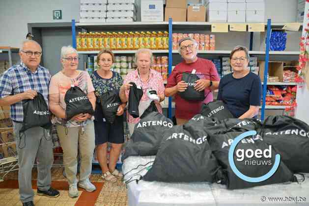 Vincentius Lommel deelt turn- en zwemzakken uit aan kwetsbare kinderen