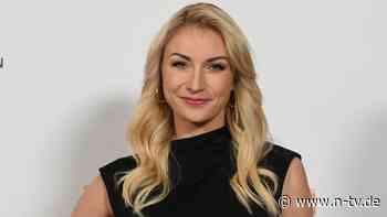 "Die war so perplex": Anna-Carina Woitschack knöpft sich Haterin vor