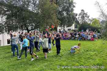 Kuscheltier und Kompass in die Schultüte