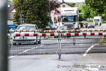 Fast drei Stunden: Güterzug blockiert zwei Bahnübergänge und Schulweg
