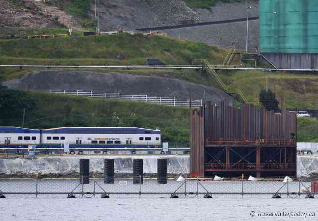 B.C. commuters left without West Coast Express as railways lock out workers