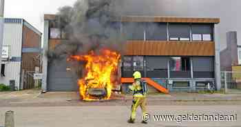 Auto brandt volledig uit in Nijmegen, ook naastgelegen pand loopt brandschade op