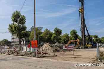 Reuzegrote boormachine klaar voor plaatsen van 78 kolommen voor fietsbrug aan Elfde Liniestraat in Hasselt