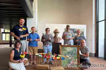 Bewoners vzw De Vierklaver maken crêpebloemen voor Emiel Claus: “Trots op het resultaat”