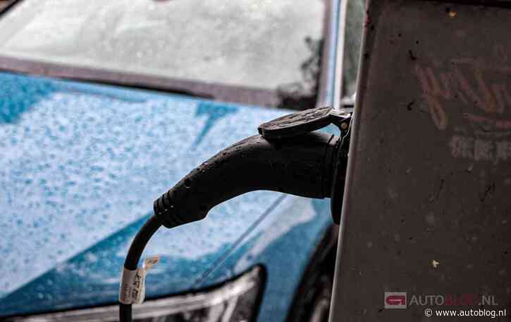 Opgeladen EV’s verbannen uit parkeergarage: dit land doet het