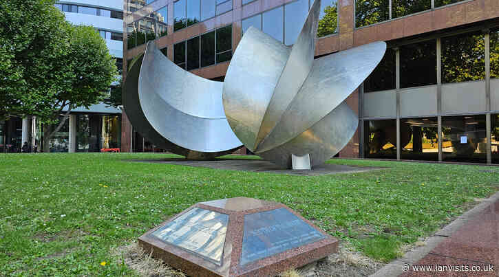 London’s Public Art: South of the River by Bernard Schottlander