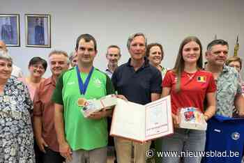Kasterlee huldigt volleybalster Lena Vanderstokker (14) en kajakker Pieter Van Baelen (29): sporters opgenomen in Gulden Boek