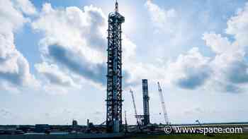 SpaceX stacks 2nd Starship launch tower in Texas (photos)