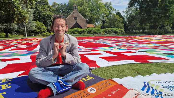 Maurice breit 9000 lapjes aan elkaar tot één groot hart: ‘Duurde vijf jaar'