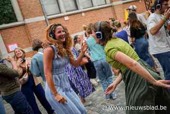 Maanrock gaat van start met silent disco aan De Vleeshalle: “Iedereen danst in zijn eigen wereld, het is een geweldig initiatief”