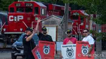 Federal government sends rail dispute to binding arbitration