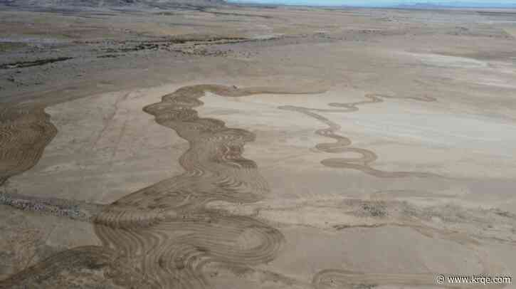 How are crews working to mitigate dust near a dangerous stretch of I-10?