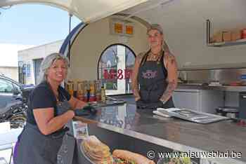 “Een origineel verjaardagscadeau”: Myrthe (17) opent eigen foodtrailer voor streetfood en pannenkoeken met mama Cindy (44)