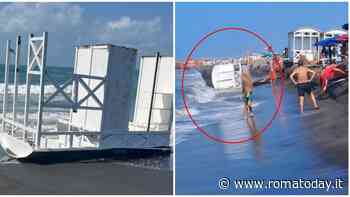 Cabina scaraventata in mare dall'erosione a Ostia. Scatta l'ordinanza: "Vietato fare il bagno"