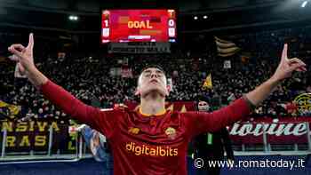 Tifosi della Roma in festa: cori e ringraziamenti fuori da casa di Dybala