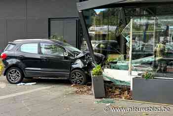 Bestuurster wordt onwel en knalt tegen terras van hotel in Genk
