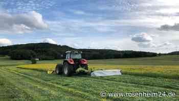 Pilot (64) kollidiert bei Landeanflug mit Traktor – mit Bein in Mähwerk geraten