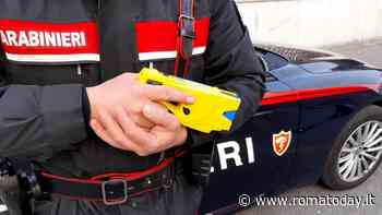 Prende a calci i cassonetti e aggredisce gli operatori del 118: fermata con il taser