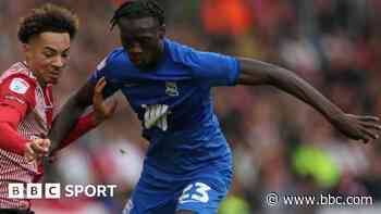 Cambridge sign Birmingham defender Longelo on loan