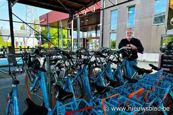 Blue-Bike deelfietsen aan Den Amer: “Ideaal om naar het centrum te fietsen”