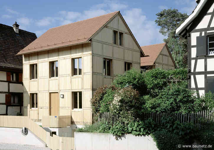 Mit Holz ausgefacht
 - Einfamilienhaus von Degelo Architekten bei Basel
