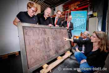 1200 Jahre alte Inschriftentafel wird für großen Auftritt vorbereitet