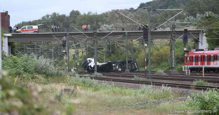 Lastwagen stürzt von Brücke auf Gleise – Strecke gesperrt