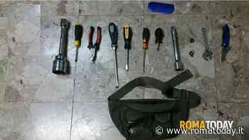 Bloccato mentre cerca di entrare in un appartamento: aveva arnesi da scasso e spray al peperoncino